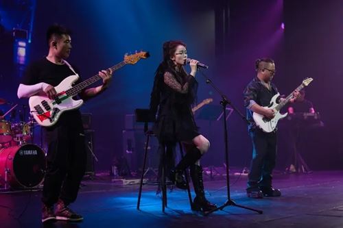 蒋潞妍“绽放”深圳演唱会温情落幕：湘音连深粤，逐梦绽芳华(图1)