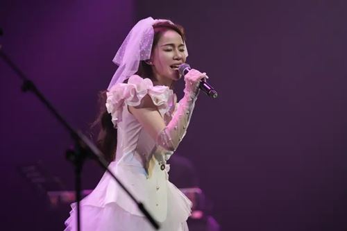 蒋潞妍“绽放”深圳演唱会温情落幕：湘音连深粤，逐梦绽芳华(图2)