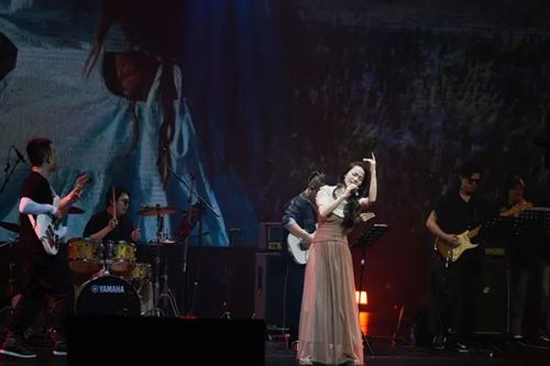 蒋潞妍“绽放”深圳演唱会温情落幕：湘音连深粤，逐梦绽芳华(图3)