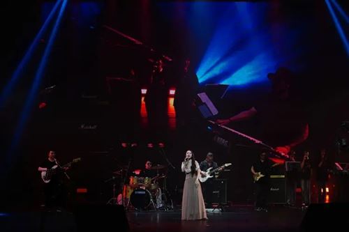 蒋潞妍“绽放”深圳演唱会温情落幕：湘音连深粤，逐梦绽芳华(图4)