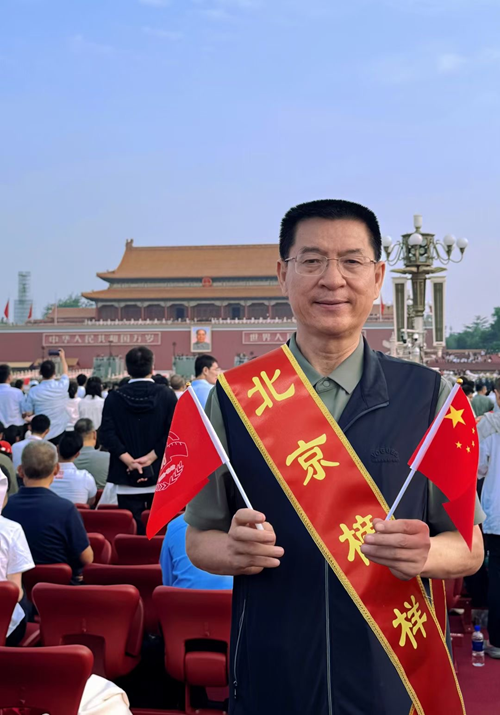 德耀阅兵场：旗帜小记者对话“北京榜样”李培义(图2)