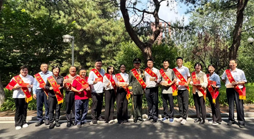 德耀阅兵场：旗帜小记者对话“北京榜样”李培义(图5)