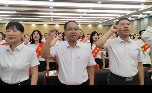 魏县第二中学举行2025年教师节表彰大会(图10) 魏县第二中学举行2025年教师节表彰大会(图10)