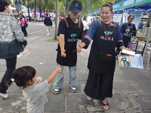 湘超现场湖邑茶集免费送万杯保靖黄金茶新茶饮，引爆湘西茶韵热潮(图9)