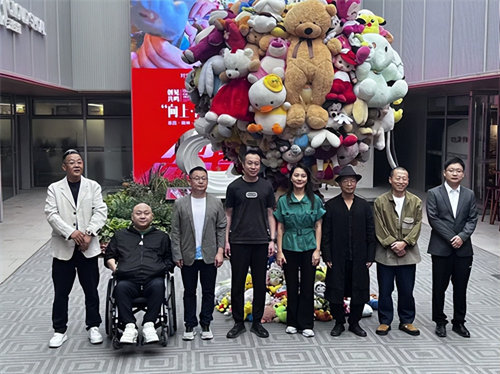 向上·向上雕塑展宋庄启幕 吴梁焰“红领少年”解码符号与生命力量(图1) 向上·向上雕塑展宋庄启幕 吴梁焰“红领少年”解码符号与生命力量(图1)