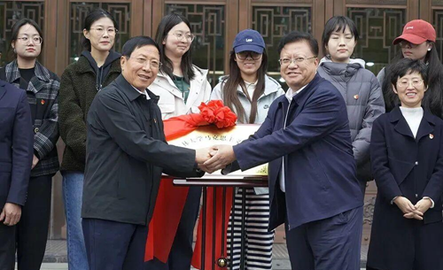 “吉林大学马克思主义学院基层党建调研实践基地”揭牌仪式在白山方大集团吉林省酒文化博物馆举行(图2) “吉林大学马克思主义学院基层党建调研实践基地”揭牌仪式在白山方大集团吉林省酒文化博物馆举行(图2)