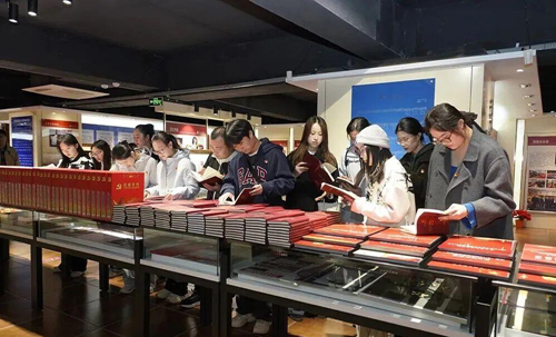 “吉林大学马克思主义学院基层党建调研实践基地”揭牌仪式在白山方大集团吉林省酒文化博物馆举行(图8) “吉林大学马克思主义学院基层党建调研实践基地”揭牌仪式在白山方大集团吉林省酒文化博物馆举行(图8)