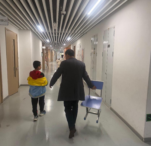 一位校长的弯腰,藏着师者最本真的模样(图2) 一位校长的弯腰,藏着师者最本真的模样(图2)