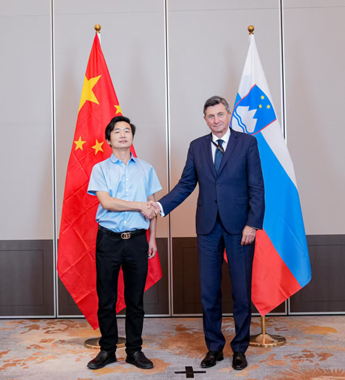 中国丝路福船国际文化艺术研究院执行院长王泓君会见斯洛文尼亚前总统博鲁特·帕霍尔(图1) 中国丝路福船国际文化艺术研究院执行院长王泓君会见斯洛文尼亚前总统博鲁特·帕霍尔(图1)