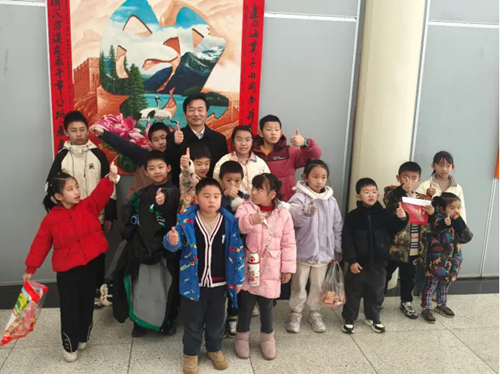 百名少年参观王泓君“丝路福船”湖南站展览(图1)