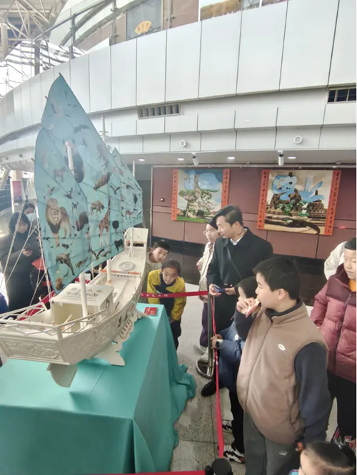 百名少年参观王泓君“丝路福船”湖南站展览(图3)