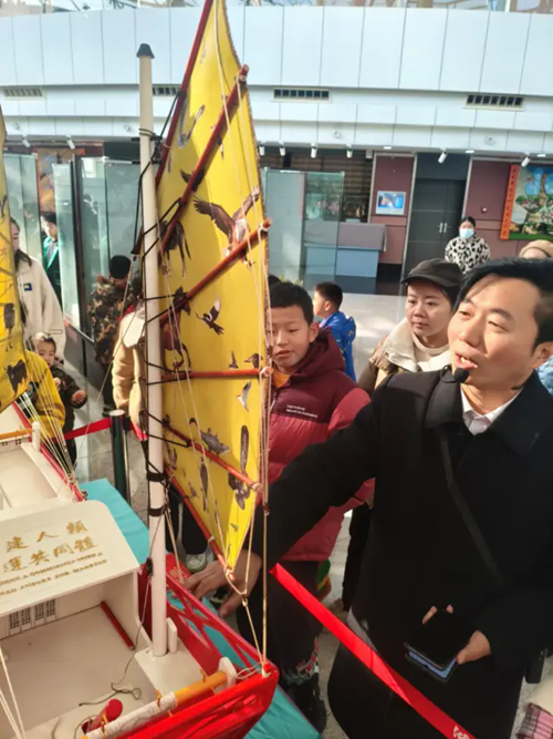百名少年参观王泓君“丝路福船”湖南站展览(图4)
