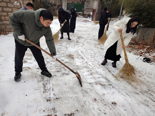 以雪为号丨司氏集团扫雪护行显担当 暖人心(图1) 以雪为号丨司氏集团扫雪护行显担当 暖人心(图1)