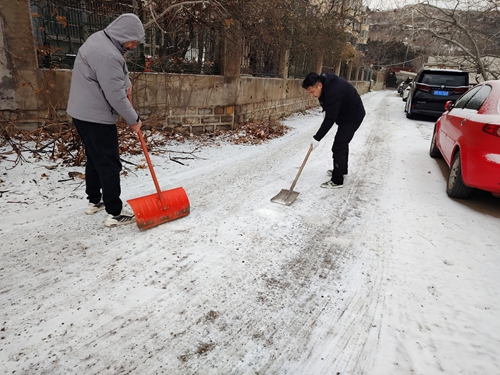 以雪为号丨司氏集团扫雪护行显担当 暖人心(图2) 以雪为号丨司氏集团扫雪护行显担当 暖人心(图2)