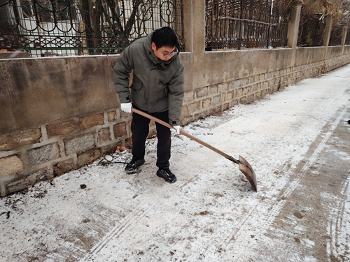 以雪为号丨司氏集团扫雪护行显担当 暖人心(图4) 以雪为号丨司氏集团扫雪护行显担当 暖人心(图4)