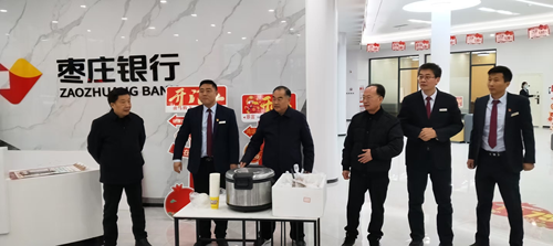 粥暖腊八情 心系环卫工——枣庄市峄城区学雷锋志愿者联合会联合枣庄银行峄城支行开展送温暖活动(图1)