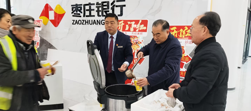 粥暖腊八情 心系环卫工——枣庄市峄城区学雷锋志愿者联合会联合枣庄银行峄城支行开展送温暖活动(图2)