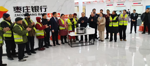 粥暖腊八情 心系环卫工——枣庄市峄城区学雷锋志愿者联合会联合枣庄银行峄城支行开展送温暖活动(图3)