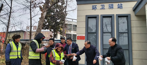 粥暖腊八情 心系环卫工——枣庄市峄城区学雷锋志愿者联合会联合枣庄银行峄城支行开展送温暖活动(图5)