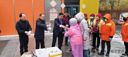 粥暖腊八情 心系环卫工——枣庄市峄城区学雷锋志愿者联合会联合枣庄银行峄城支行开展送温暖活动(图6)