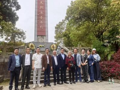 青山埋忠骨 鲜花祭英魂——中国梦组委会一行赴湖北大冶南山头革命纪念馆敬献花篮 (图1)