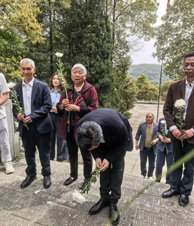 青山埋忠骨 鲜花祭英魂——中国梦组委会一行赴湖北大冶南山头革命纪念馆敬献花篮 (图4)
