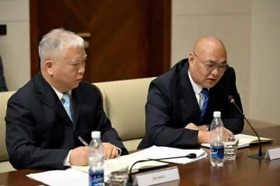 5月29日,吉尔吉斯斯坦总理阿迪尔别克·卡西马利耶夫在首都比什凯克会见湖南环球南方实业有限公司董事长何如球、总经理刘迎可及企业代表团,双方围绕经贸投资、矿产资源开发等领域合作进行了深入交流。 吉尔吉(图4) 5月29日,吉尔吉斯斯坦总理阿迪尔别克·卡西马利耶夫在首都比什凯克会见湖南环球南方实业有限公司董事长何如球、总经理刘迎可及企业代表团,双方围绕经贸投资、矿产资源开发等领域合作进行了深入交流。 吉尔吉(图4)